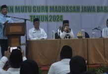 Pemerataan, Kemenag Serahkan 505 SK Redistribusi Guru Madrasah di Bandung
