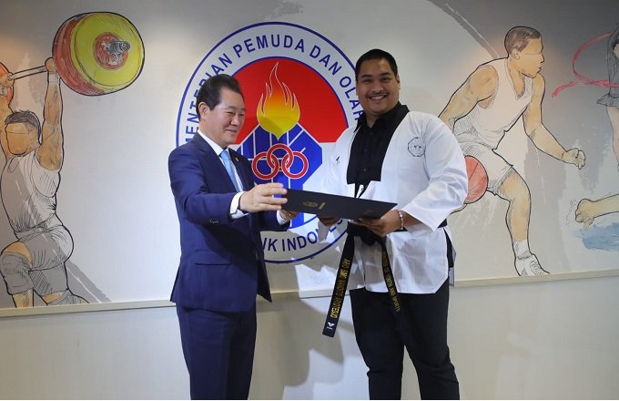 8457Terima-Sabuk-Hitam-Kehormatan-DAN-dari-Kukkiwon--Menpora-Dito-Harap-Taekwondo-Indonesia-Dapat-Wild-Cards-ke-Olimpiade-2024-Paris