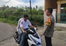 Bhabinkamtibmas Polsek Kota Manna tidak Bosan Sampaikan Teguran Simpatik Kepada Pengguna Sepeda Motor Yang Tidak Menggunakan Helm standar SNI