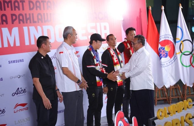 6828Jemput-Atlet-Balap-Sepeda-Bernard-Van-Aert-di-Bandara--Kemenpora-Harap-Terus-Semangat-Berprestasi