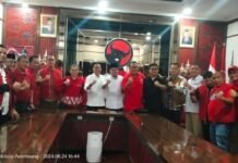 Yulian Gunhar Berikan SK dukungan kepada RDPS sebagai Calon Walikota Palembang dan Wakil Walikota Palembang pada Pilwako Kota Palembang tahun 2024