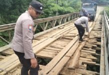 Rusak Parah, Personil Polsek Talo Perbaikan jalur Jembatan Penghubung Antar Desa
