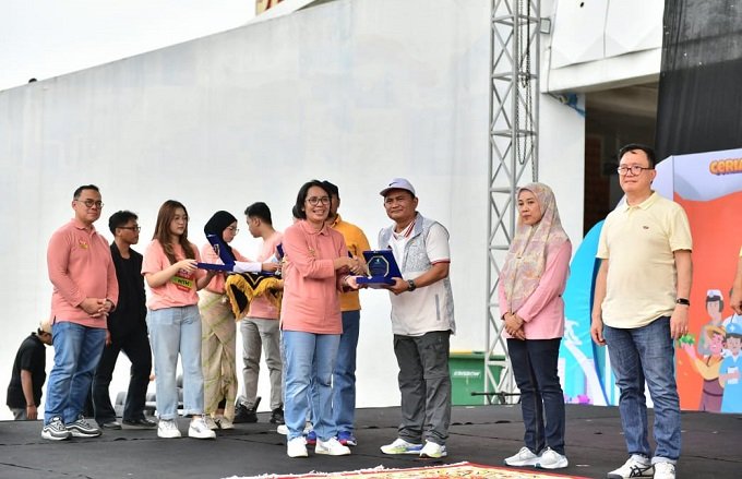 8952Kemenpora-RI-Raih-Penghargaan-sebagai-Kementerian-Lembaga-dengan-Layanan-Kesehatan-Jiwa-Terbaik-di-Puncak-HJKS-2024