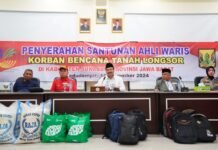 Gus Ipul Serahkan Santunan Kepada Korban Terdampak Longsor di Sukabumi