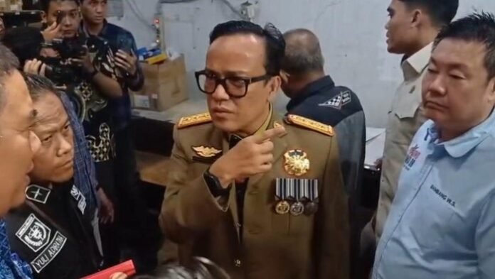 wamenaker-immanuel-ebenezer-saat-melakukan-sidak-di-gudang-ud-sentoso-seal-1744880239097_169