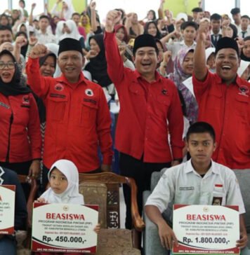 Serahkan Bantuan PIP Ke Para Siswa Penerima, Bupati BU : Tidak ada Lagi Siswa Putus Sekolah