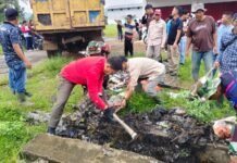 Bupati Lebong H.Azhari, SH, MH. Komandoi Gotong Royong Bersihkan Bekas Banjir