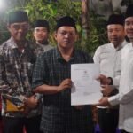 Takziah Sambil Melayani, Bupati Bengkulu Utara Serahkan Akta Kematian ke Keluarga Duka