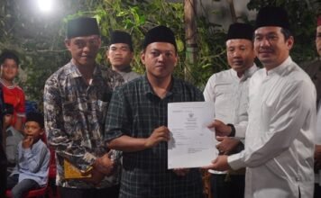 Takziah Sambil Melayani, Bupati Bengkulu Utara Serahkan Akta Kematian ke Keluarga Duka