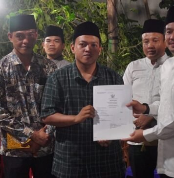 Takziah Sambil Melayani, Bupati Bengkulu Utara Serahkan Akta Kematian ke Keluarga Duka